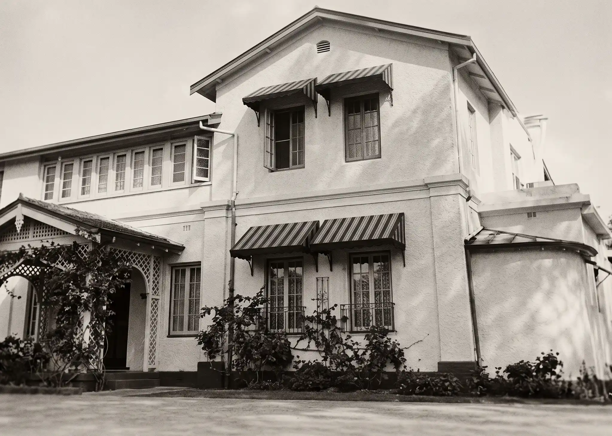 Thilanka Hotel exterior overlooking Kandy Lake